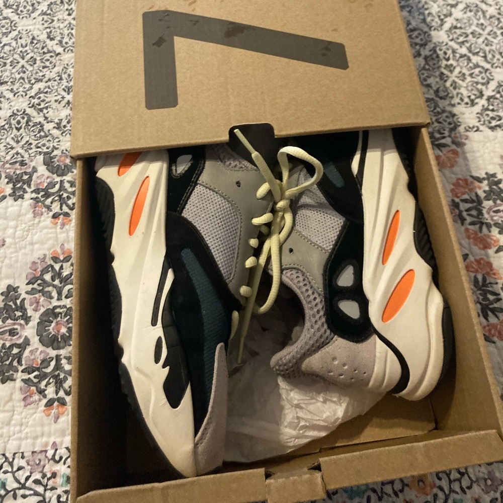 Yeezy boost 700